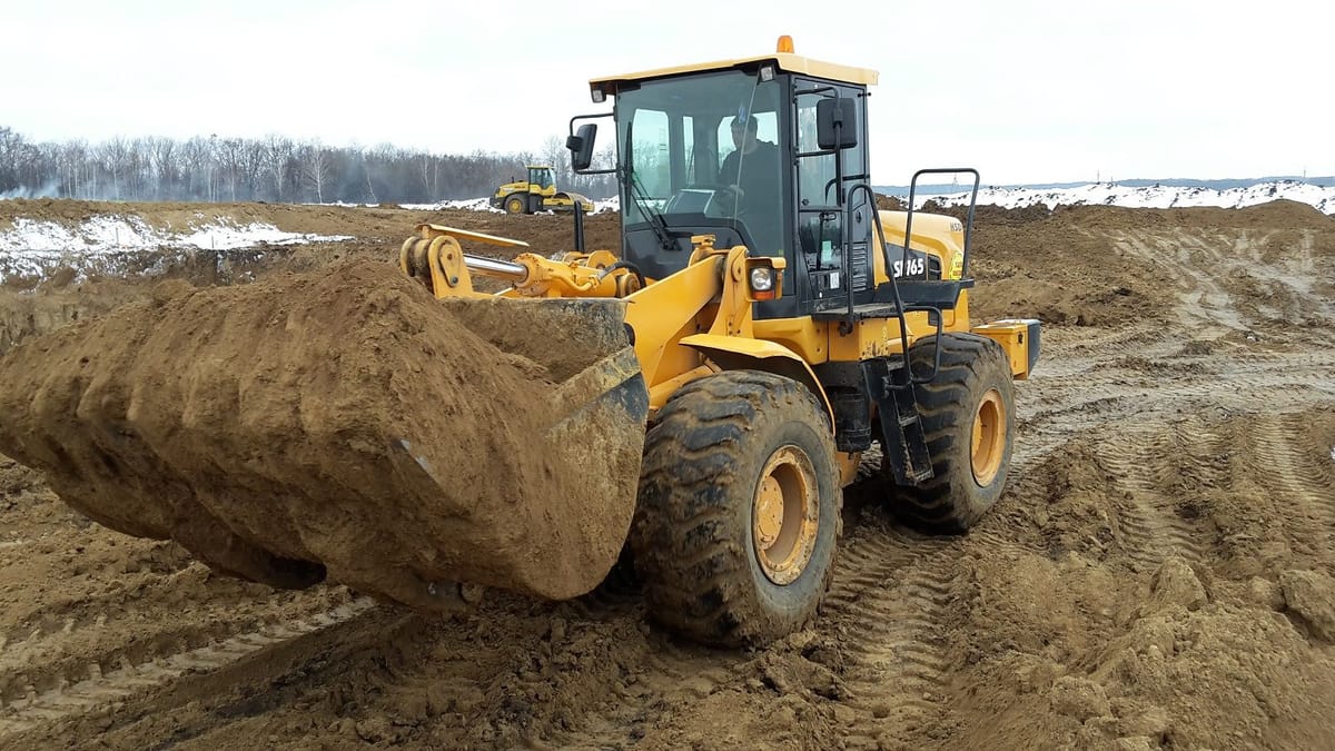 Фронтальный погрузчик Hyundai HSD SL765 с ковшом на площадке